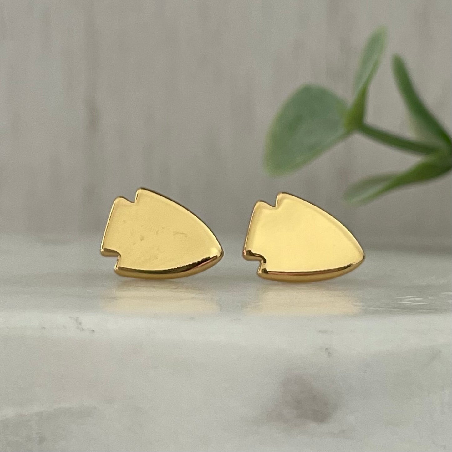 18K gold plated arrowhead stud earrings Show your love for your hometown with this KC Necklace. A simple and elegant design, this necklace is perfect for everyday wear. The rose gold finish is beautiful and timeless. Whether you're dressing up for a night out or just running errands, this necklace is a great way to show your KC pride